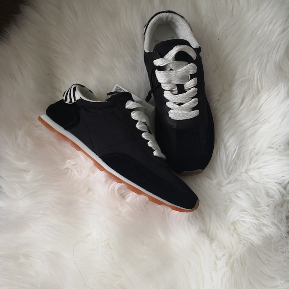 Sneakers - Picture 2 of 7